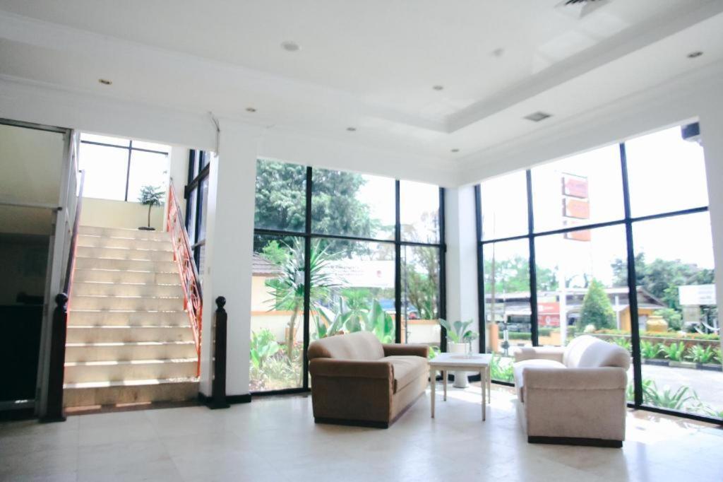 Pia Hotel Pangkalpinang Pangkalan Baru Exterior photo