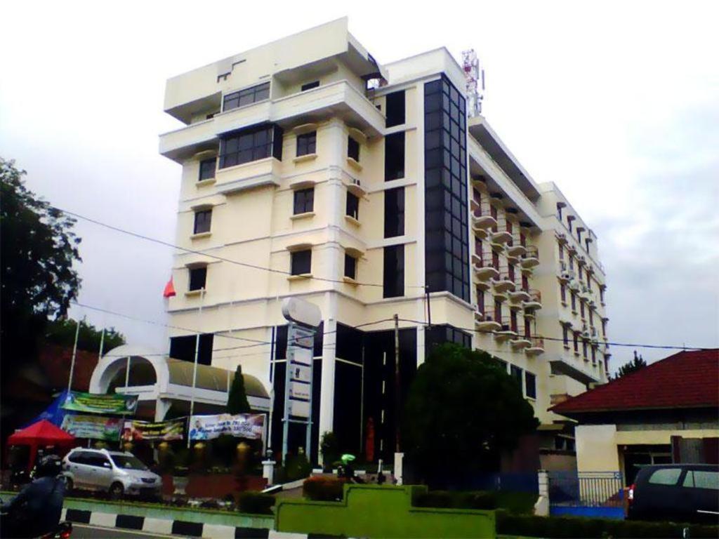 Pia Hotel Pangkalpinang Pangkalan Baru Exterior photo