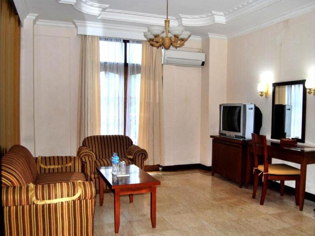 Pia Hotel Pangkalpinang Pangkalan Baru Exterior photo